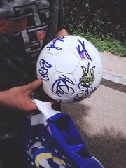 Мяч с автографами футболистов сборной Украины 2016