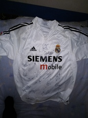 футболка Реал Мадрид с подписьями команды за 2004-2005 сезон